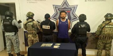 Detienen en Cozumel a un hombre con 11 dosis de presunta marihuana en la colonia Repobladores