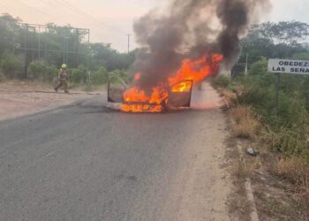 Reportan quema de vehículos y ponchallantas en Cintalapa; investigan incidentes violentos