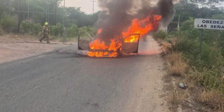 Reportan quema de vehículos y ponchallantas en Cintalapa; investigan incidentes violentos
