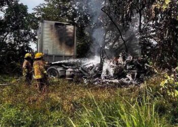 Choque entre tráiler y camioneta provoca incendio en la autopista Ocozocoautla–Las Choapas