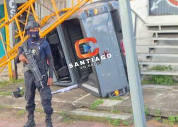 Persecución y balacera en el Bulevar Tepic-Xalisco deja una camioneta volcada con más de 20 impactos de AK-47