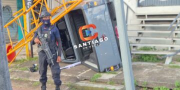 Persecución y balacera en el Bulevar Tepic-Xalisco deja una camioneta volcada con más de 20 impactos de AK-47