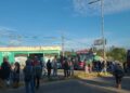 Vuelven a bloquear la carretera 175 en la “Y” de Zaachila; habitantes exigen solución al desabasto de agua