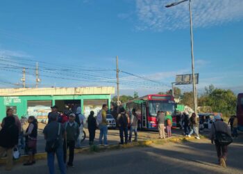 Vuelven a bloquear la carretera 175 en la “Y” de Zaachila; habitantes exigen solución al desabasto de agua