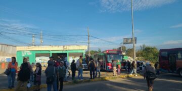 Vuelven a bloquear la carretera 175 en la “Y” de Zaachila; habitantes exigen solución al desabasto de agua