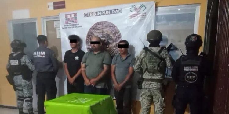 Detienen a tres presuntos integrantes del CJNG con dosis de ‘cristal’ en Ocozocoautla, Chiapas