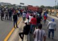 Habitantes de Paredón realizan dos bloqueos carreteros en Tonalá por contaminación de aguas residuales