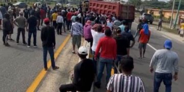 Habitantes de Paredón realizan dos bloqueos carreteros en Tonalá por contaminación de aguas residuales