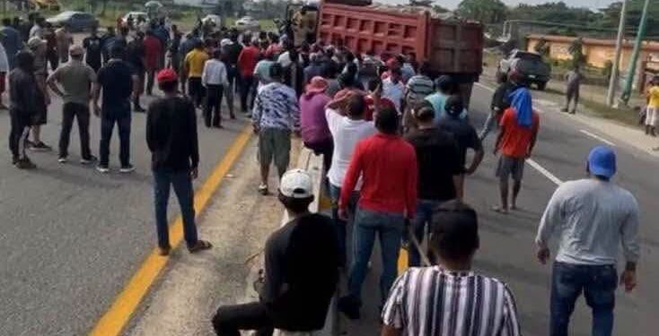 Habitantes de Paredón realizan dos bloqueos carreteros en Tonalá por contaminación de aguas residuales