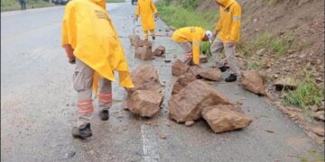 Retiran escombros tras derrumbe en el Libramiento Sur Tuxtla–Ocozocoautla