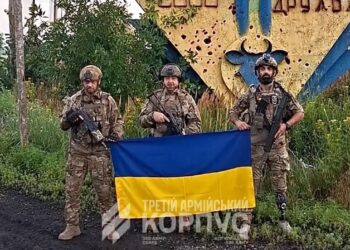 Un combatiente ucraniano con prótesis celebra expulsión de los rusos de Oleksandrivka