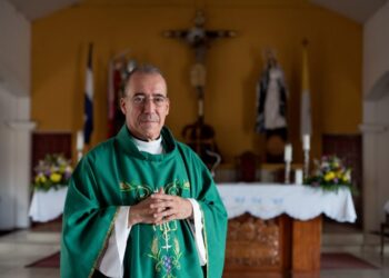Párroco de Masaya retira a mujer que le pide bombas y al rato policías sandinistas se ubican frente a Iglesia