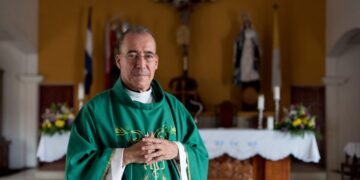 Párroco de Masaya retira a mujer que le pide bombas y al rato policías sandinistas se ubican frente a Iglesia