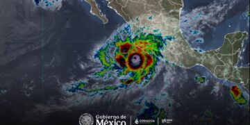 El huracán Simón alcanza categoría 4 y amenaza el Pacífico mexicano con lluvias extraordinarias y oleaje elevado