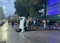 Caída de automóvil en excavación de obras de drenaje moviliza a cuerpos de emergencia en Tlatelolco