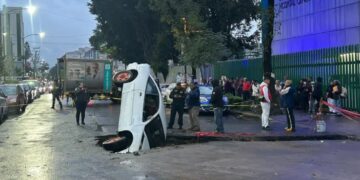 Caída de automóvil en excavación de obras de drenaje moviliza a cuerpos de emergencia en Tlatelolco