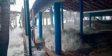 Escuadrón de Salvamento Acuático refuerza vigilancia en 34 playas de Mazatlán por fuerte oleaje