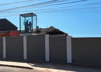 Imagen viral de escultura gigante de Baphomet en Jardines del Pedregal resulta ser un montaje generado con IA