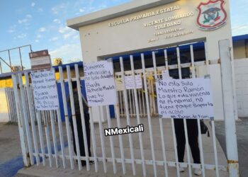 Padres de familia toman instalaciones de la primaria Hermanos Flores Magón por esta razón