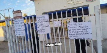 Padres de familia toman instalaciones de la primaria Hermanos Flores Magón por esta razón