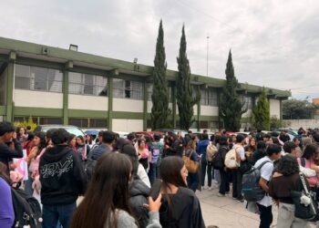 Evacúan a cerca de mil 500 personas en la Preparatoria 5 de la UAEMéx por fuga de gas en Toluca