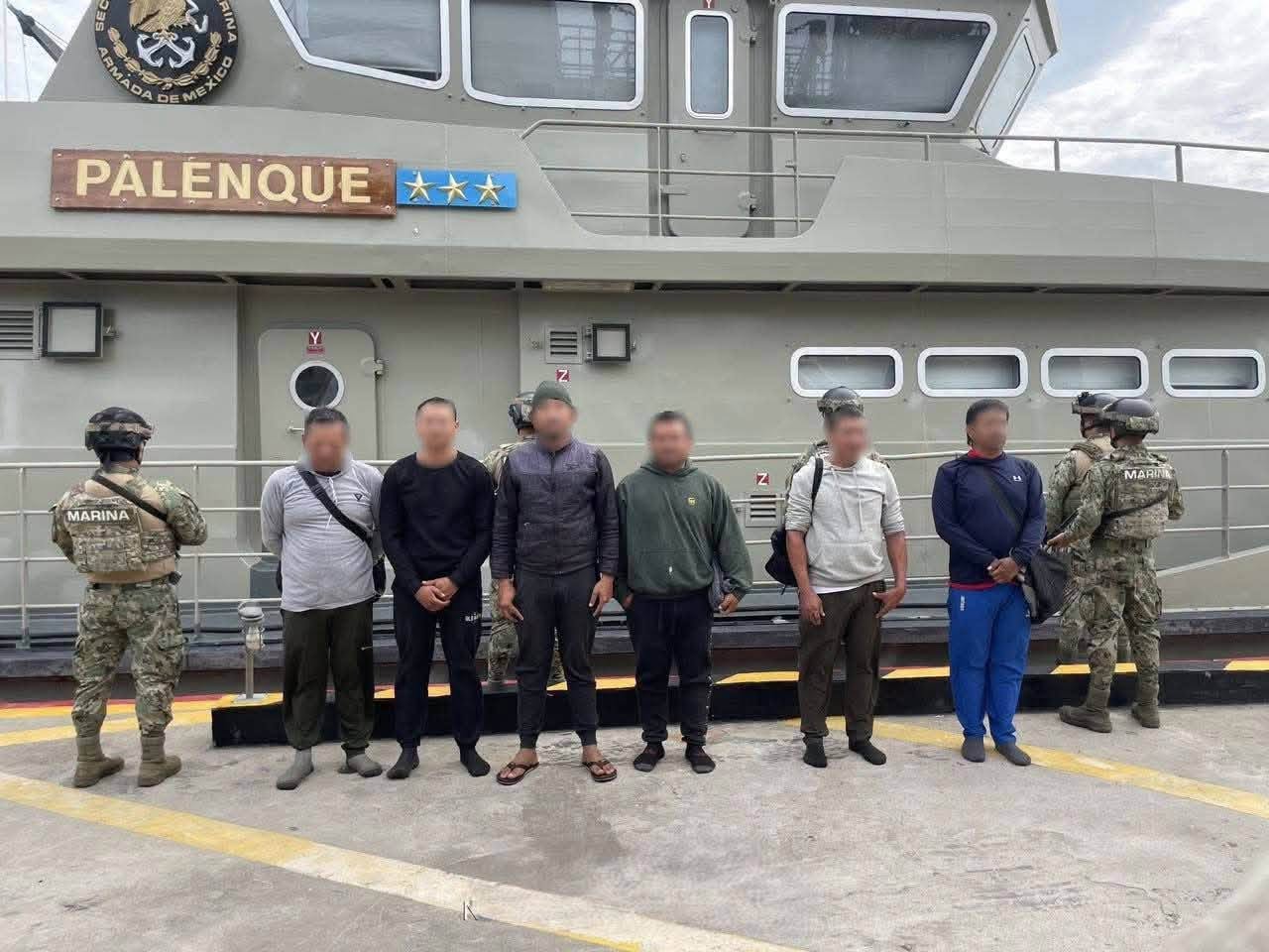 Elementos de la SEMAR rescatan a seis extranjeros a la deriva frente a las costas de Chiapas