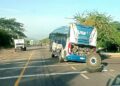 Autobús de pasajeros sufre percance tras desprendimiento de neumático en la carretera Acapulco-Pinotepa