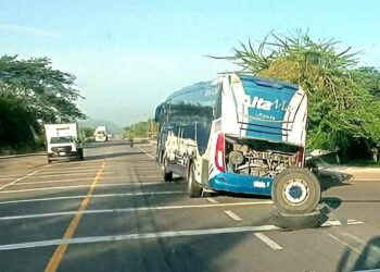 Autobús de pasajeros sufre percance tras desprendimiento de neumático en la carretera Acapulco-Pinotepa