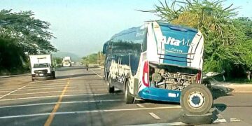 Autobús de pasajeros sufre percance tras desprendimiento de neumático en la carretera Acapulco-Pinotepa