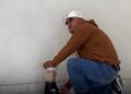 Usuario acude con su licuadora a oficinas de la CFE para protestar por tres semanas sin suministro eléctrico