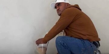Usuario acude con su licuadora a oficinas de la CFE para protestar por tres semanas sin suministro eléctrico