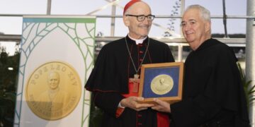 La Universidad de Villanova entrega al Cardenal Czerny la primera medalla de sostenibilidad Papa León XIV en el Borgo Laudato Si’